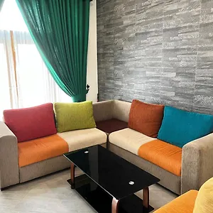 Проживание в семье Hansons, Канди
